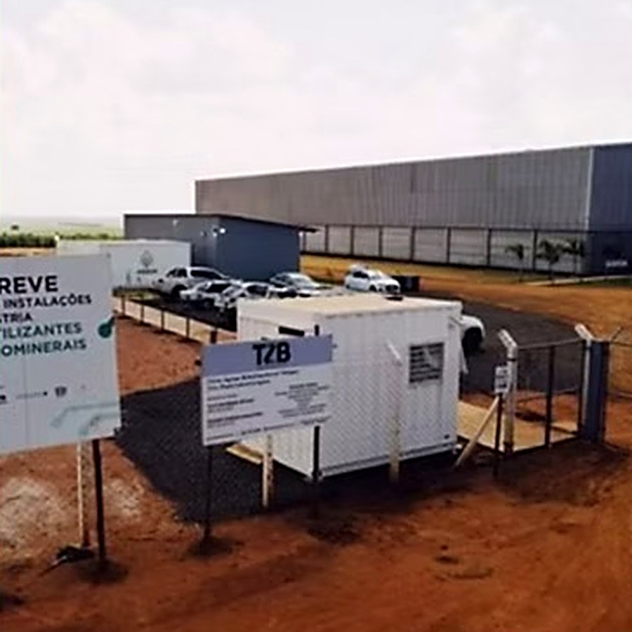 Placa de obra e contêiner de apoio da TZB no canteiro de uma futura indústria de fertilizantes